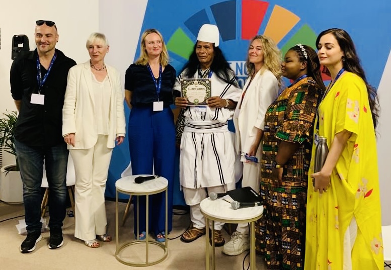 Calixto Suárez accepting the Jury Award. Image credit: courtesy of the Agora Awards