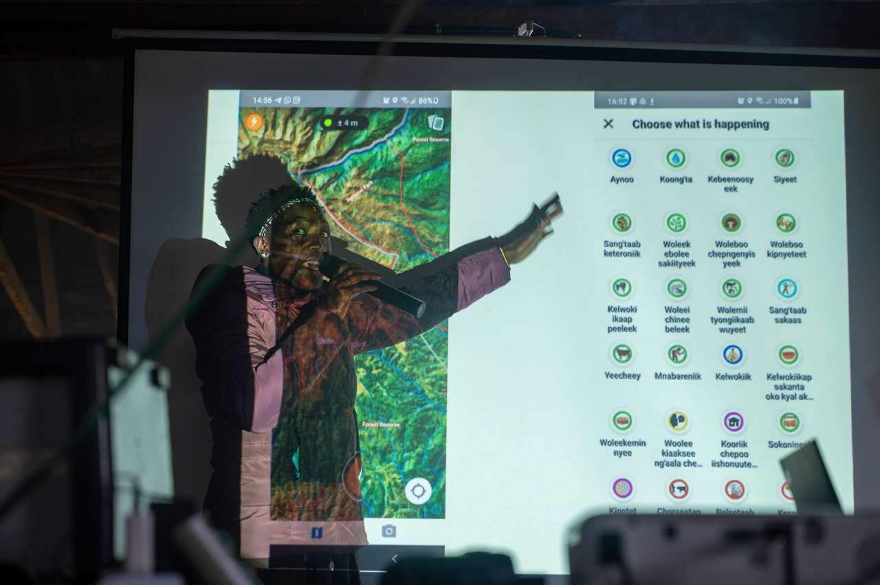 Ogiek woman instructing how to use Mapeo during a workshop. Image credit: Courtesy of Digital Democracy